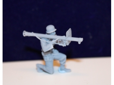 Wehrmacht Panzerjäger Kneeling Shoots Panzerschreck - image 2