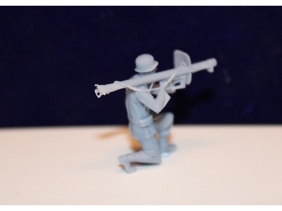Wehrmacht Panzerjäger Kneeling Shoots Panzerschreck - image 3