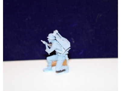 Wehrmacht Tank Destroyer Soldier Kneeling With Grenade And Back Cushion - image 2
