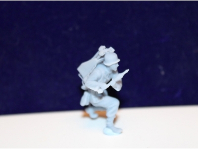 Wehrmacht Tank Destroyer Soldier Kneeling With Grenade And Back Cushion - image 3