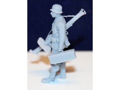 Wehrmacht Tank Destroyer Soldier Walking With Panzerschreck And Ammunition Box - image 1