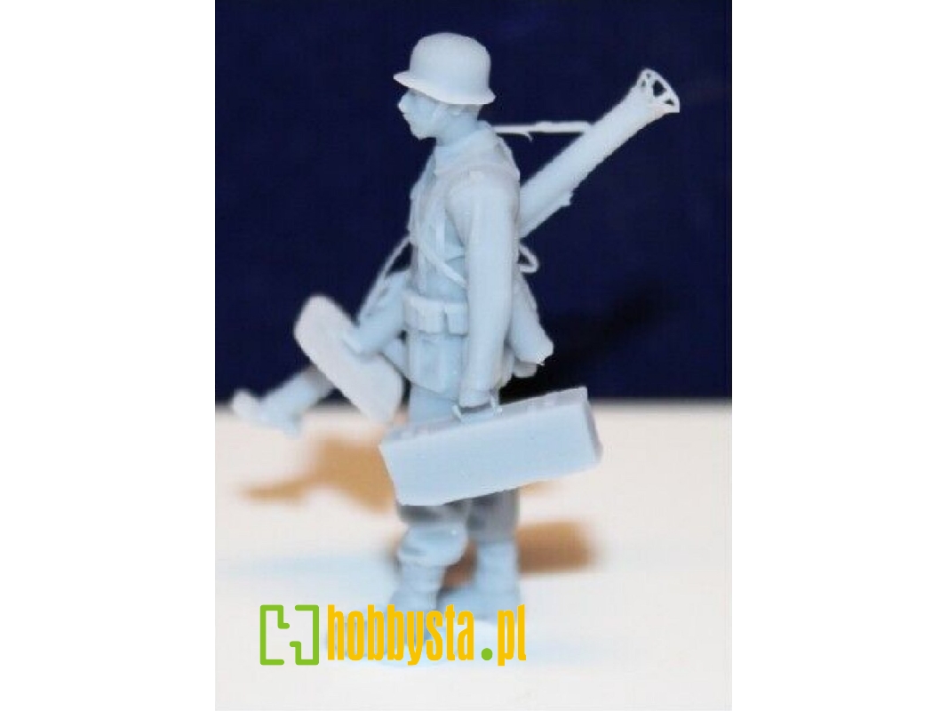 Wehrmacht Tank Destroyer Soldier Walking With Panzerschreck And Ammunition Box - image 1