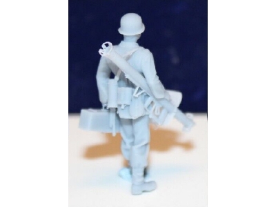 Wehrmacht Tank Destroyer Soldier Walking With Panzerschreck And Ammunition Box - image 3