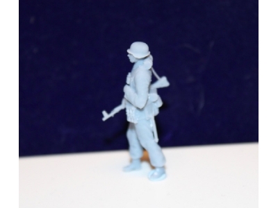 Waffen Ss Grenadier With Assault Rifle 44 - image 3