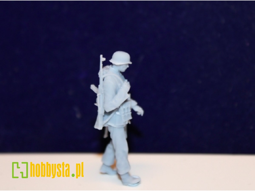 Waffen Ss Grenadier With Steel Helmet And Assault Rifle 44 - image 1