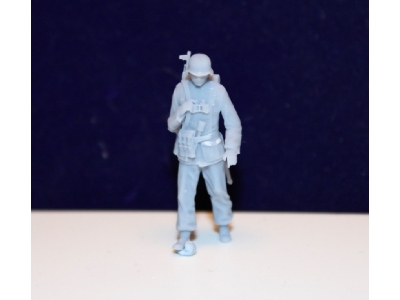 Waffen Ss Grenadier With Steel Helmet And Assault Rifle 44 - image 2