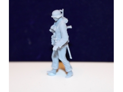 Waffen Ss Grenadier With Steel Helmet And Assault Rifle 44 - image 3
