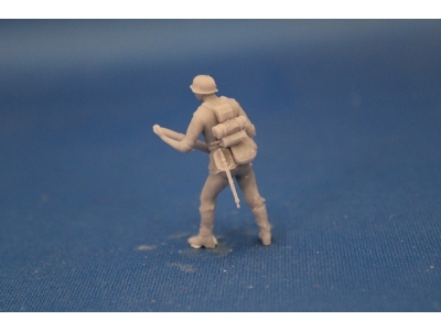German Soldier With Grenade For 7,5 Cm Pak 40 - image 1