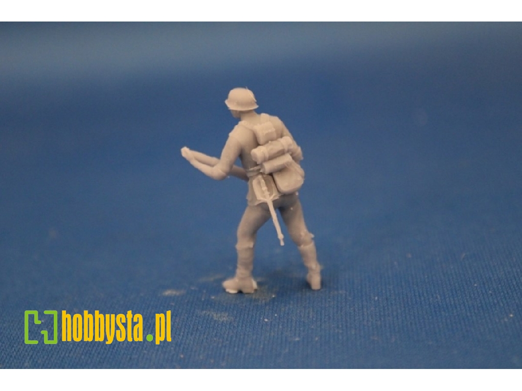 German Soldier With Grenade For 7,5 Cm Pak 40 - image 1