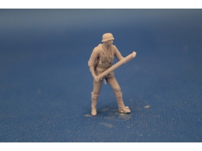 German Soldier With Grenade For 7,5 Cm Pak 40 - image 2