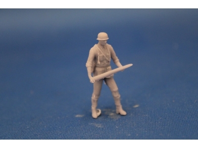 German Soldier With Grenade For 7,5 Cm Pak 40 - image 2