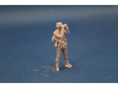 German Officer With Binocular For 7,5 Cm Pak 40 - image 1