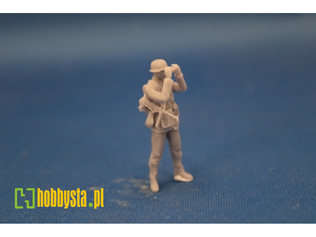 German Officer With Binocular For 7,5 Cm Pak 40 - image 1