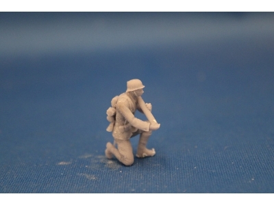 German Soldier Kneeing With Grenade For 7,5 Cm Pak 40 - image 1