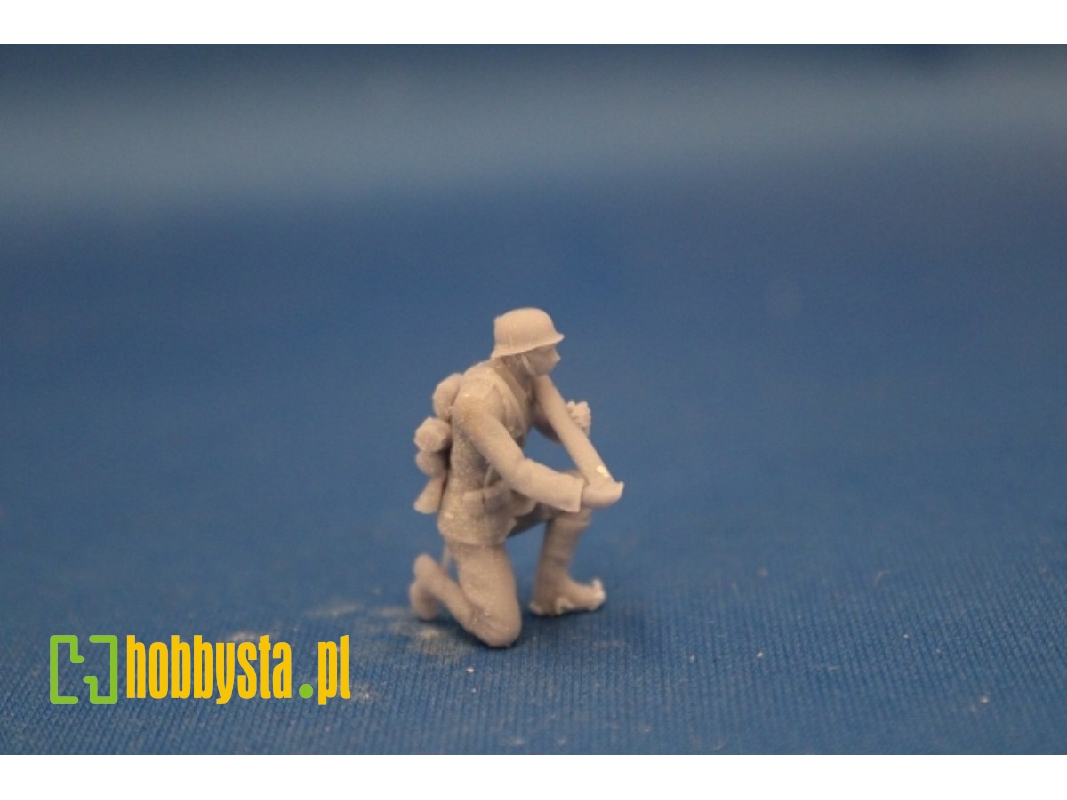 German Soldier Kneeing With Grenade For 7,5 Cm Pak 40 - image 1