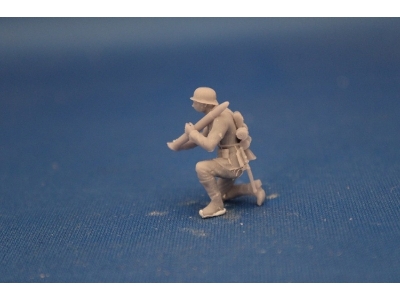 German Soldier Kneeing With Grenade For 7,5 Cm Pak 40 - image 2