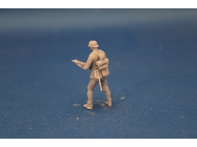 Crewmember Of The 8,8 Pak 43 - Soldier Standing With Round - image 1