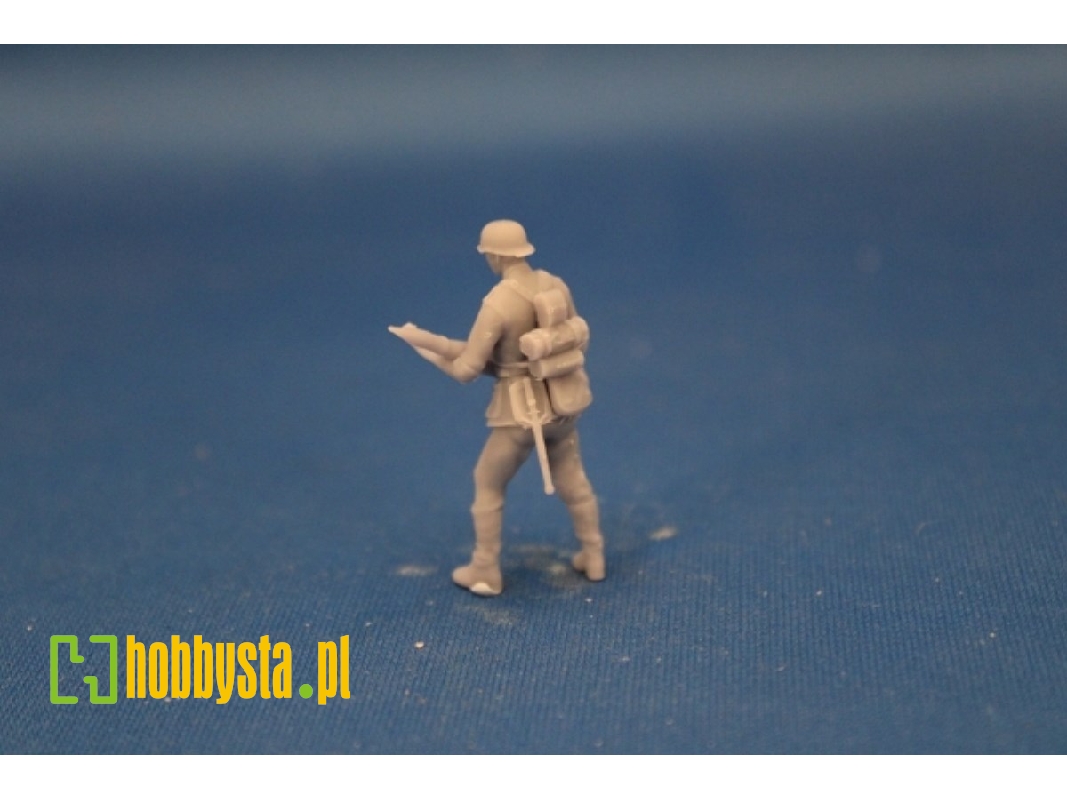 Crewmember Of The 8,8 Pak 43 - Soldier Standing With Round - image 1