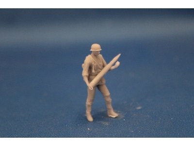Crewmember Of The 8,8 Pak 43 - Soldier Standing With Round - image 2