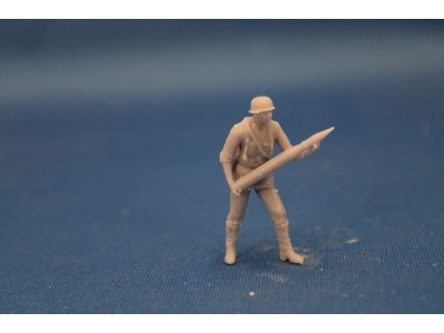 Crewmember For 8,8 Cm Pak 43 - Loder Standing With Round - image 2
