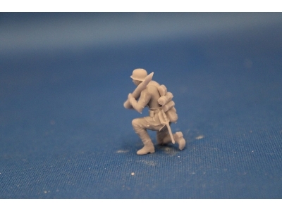 Crewmember For 8,8 Cm Pak 43 - Loader With Round Kneeing - image 1