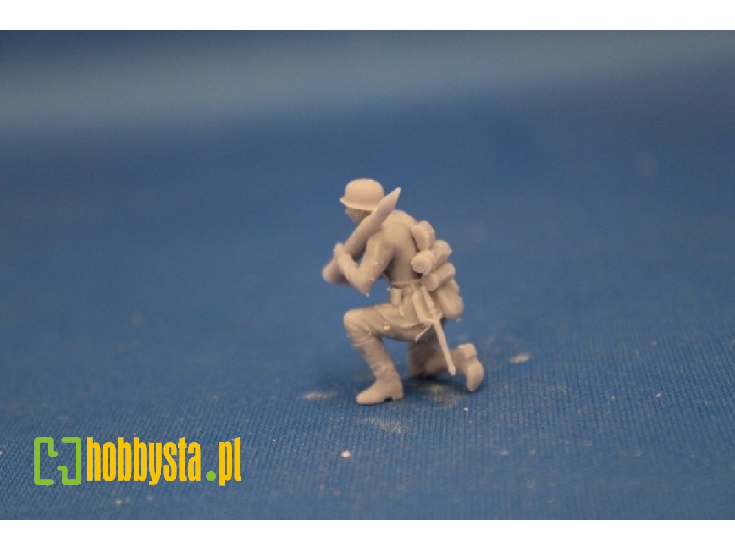 Crewmember For 8,8 Cm Pak 43 - Loader With Round Kneeing - image 1