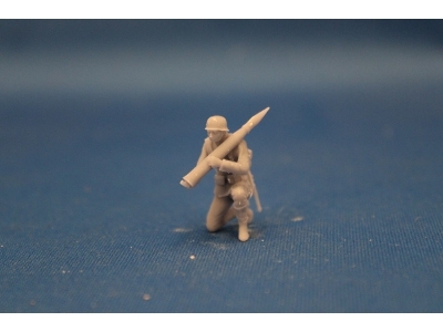Crewmember For 8,8 Cm Pak 43 - Loader With Round Kneeing - image 2
