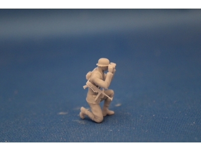 Crewmember For 8,8 Cm Pak 43 - Officer Kneeing With Binocular - image 2