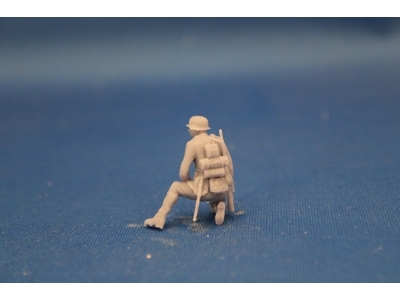 Crewmember For 8,8 Cm Pak 43 - Soldier Kneeing On The Mount - image 1