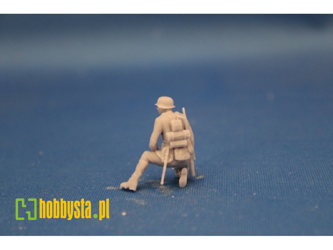 Crewmember For 8,8 Cm Pak 43 - Soldier Kneeing On The Mount - image 1