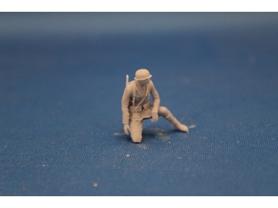 Crewmember For 8,8 Cm Pak 43 - Soldier Kneeing On The Mount - image 2