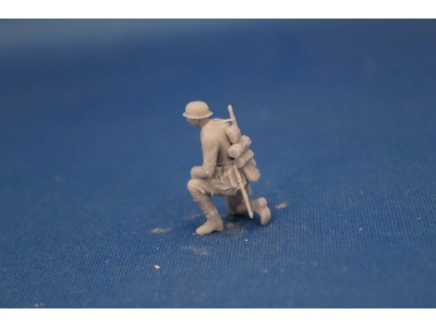 Crewmember For 8,8 Cm Pak 43 - Gunner No.2 Kneeing - image 1