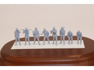 Crew Of German 8,8 Cm Flak Gun (8 Figures) - image 1