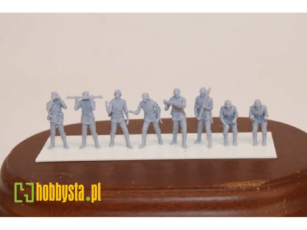 Crew Of German 8,8 Cm Flak Gun (8 Figures) - image 1