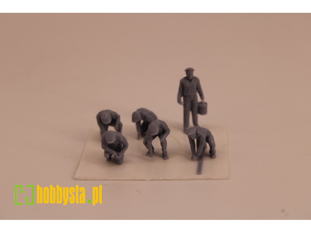 German Kriegsmarine Sailors Rubbing The Deck (6 Figures) - image 1