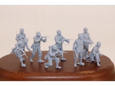 German Wwii Soldiers With Mp 40 Attacking (8 Figures) - image 1