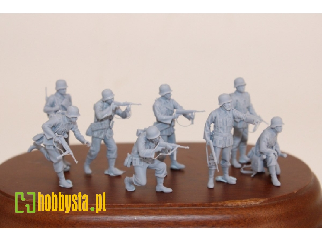 German Wwii Soldiers With Mp 40 Attacking (8 Figures) - image 1