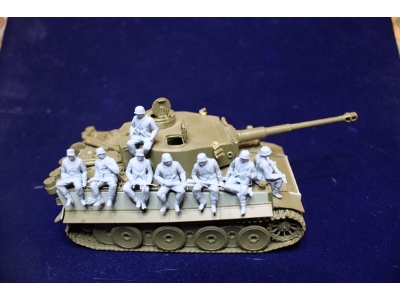 German Soldiers Sitting Summer Uniform (8 Figures) - image 1