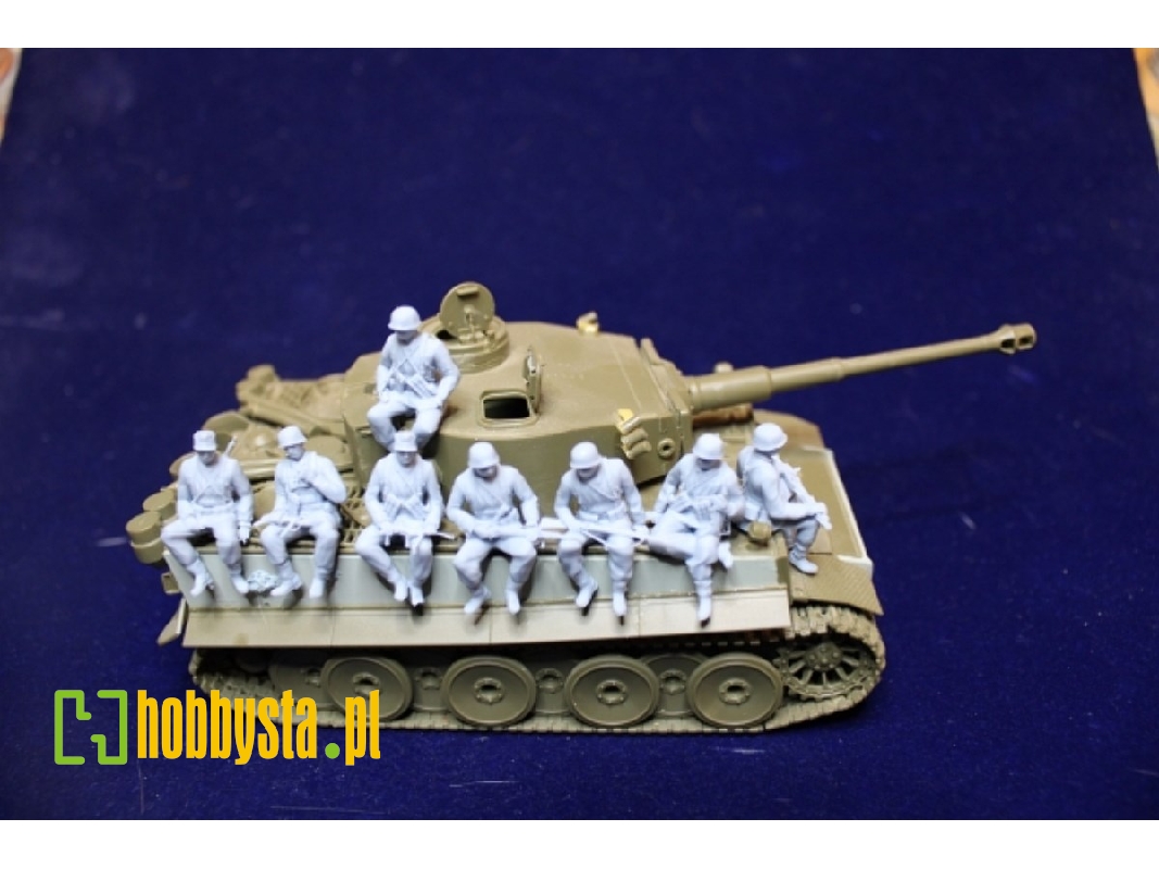 German Soldiers Sitting Summer Uniform (8 Figures) - image 1