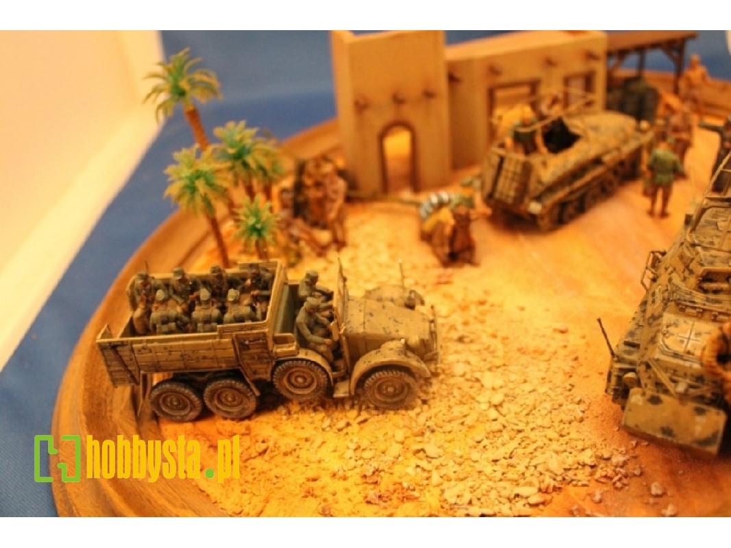 Dak Soldiers Sitting (9 Figures) - image 1