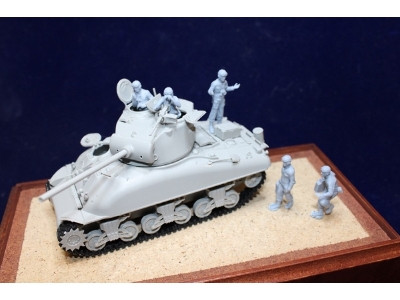 Us Tank Crew Refueling - image 1