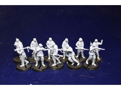 German Soldiers Walking In Winter Clothing (11 Figures) - image 1