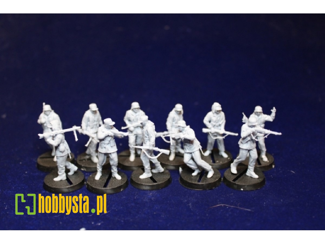 German Soldiers Walking In Winter Clothing (11 Figures) - image 1
