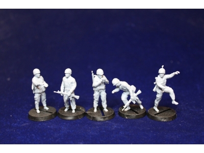 Early Bundeswehr Panzergrenadiers Leaving Vehicle (5 Figures) - image 1