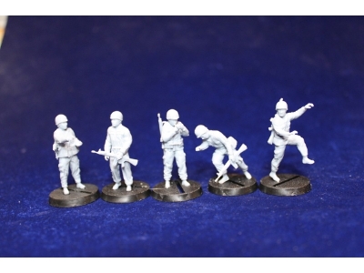 Early Bundeswehr Panzergrenadiers Leaving Vehicle (5 Figures) - image 2