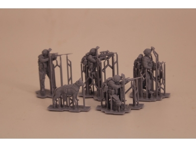 Modern Sas Soldiers With Dog (4 Figures And 1 Dog) - image 1