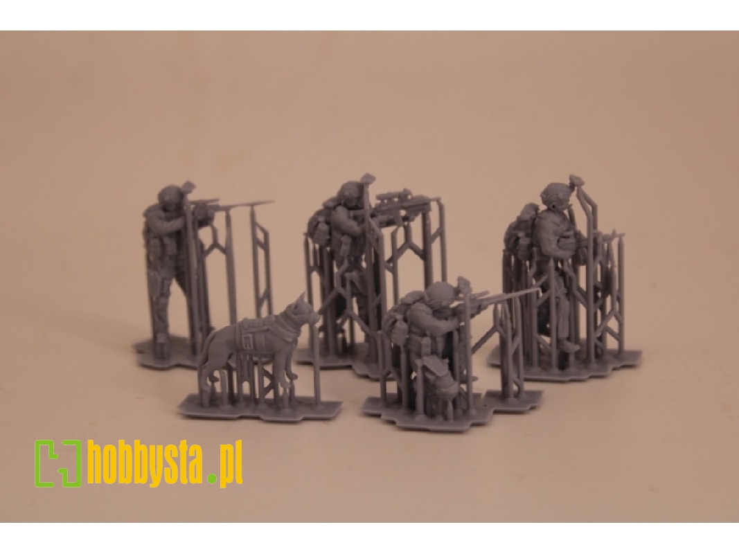 Modern Sas Soldiers With Dog (4 Figures And 1 Dog) - image 1