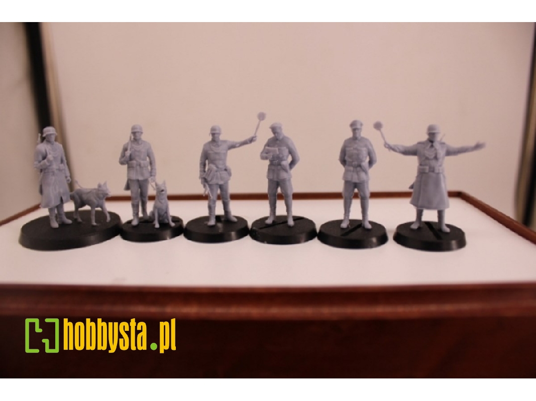 German Field Policemen With 2 Dogs (6 Figures And 2 Dogs) - image 1