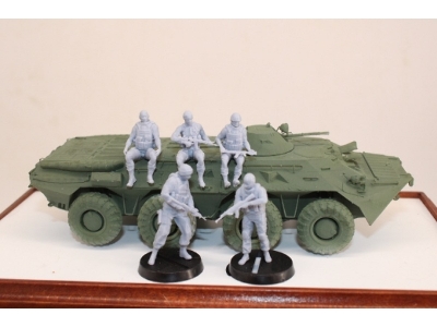 Ukrainian Soldiers Sitting And Standing On A Vehicle (5 Figures) - image 1