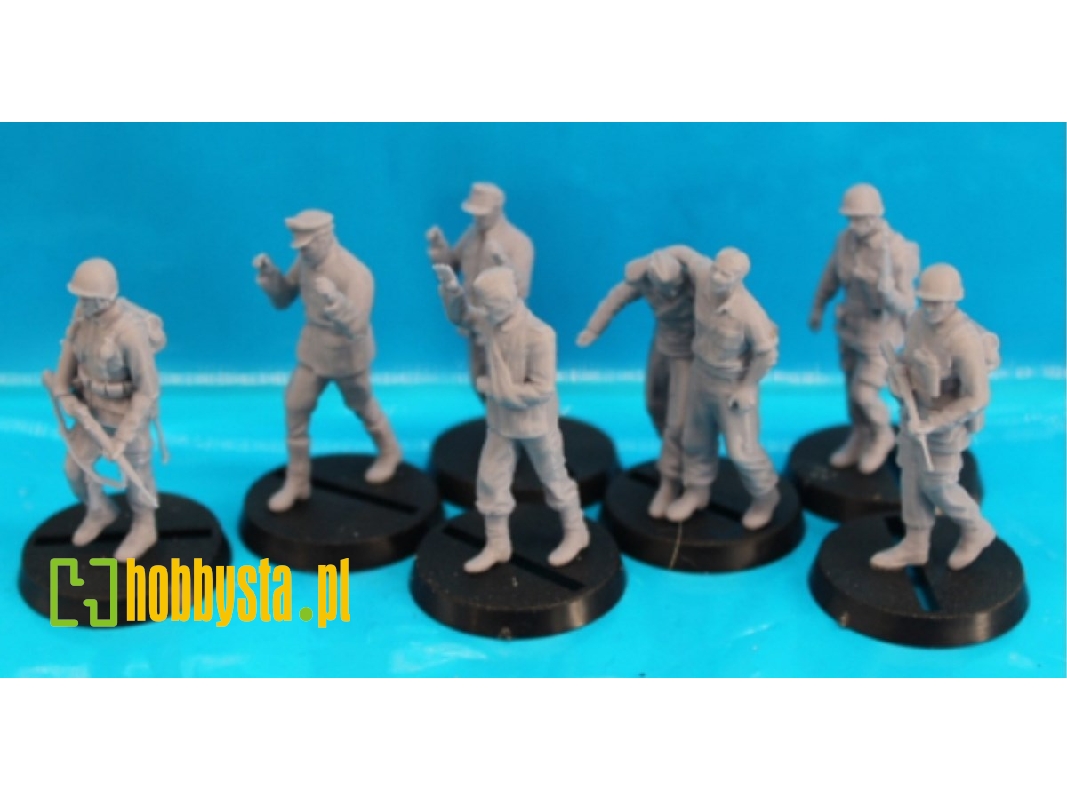 5 German Prisoners And 3 Us Soldiers As Guard - image 1